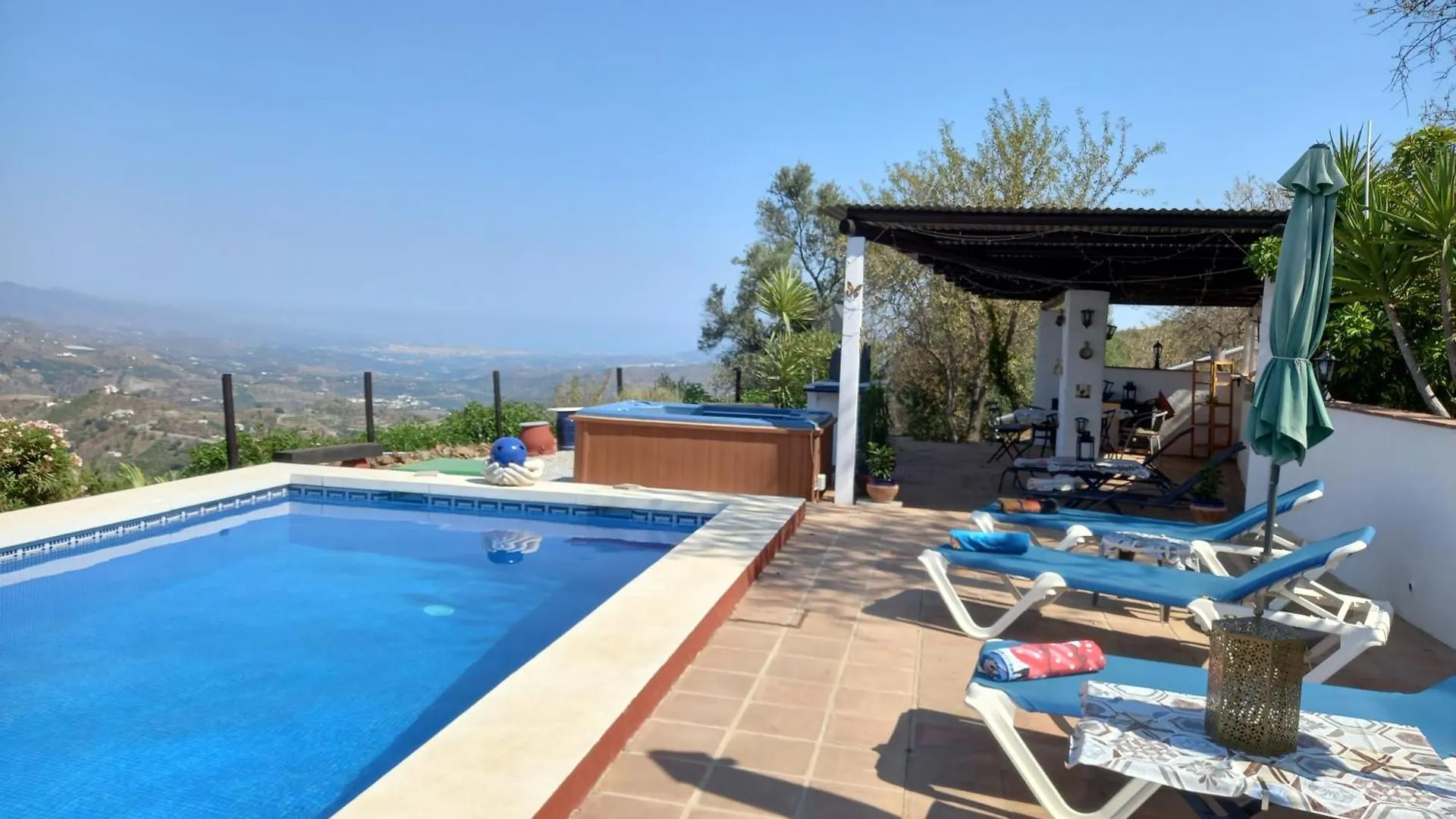 Vine Ridge Studio And Apartment Comares 0*,